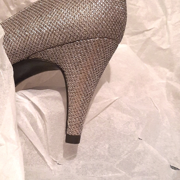 πβ¨οΈ BANDOLINO Silver Sparkly Metalic Pumps - Picture 13 of 13